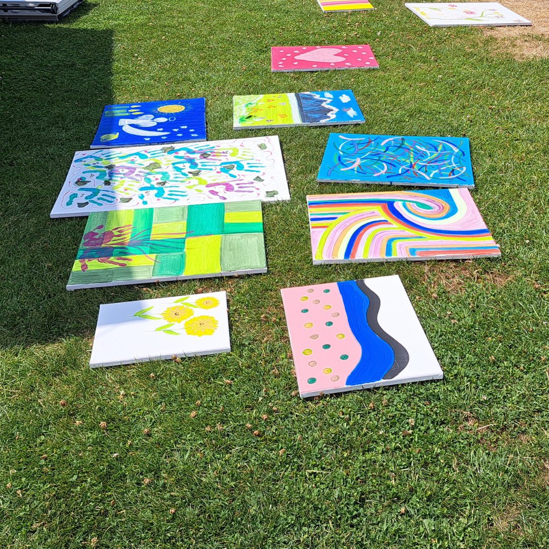 Vedic Art - mooie intuïtieve schilderijen in het gras in de zon.